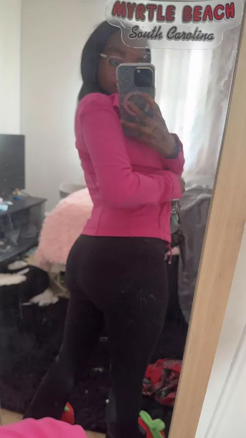 19f booty in my gym outfit✌🏾