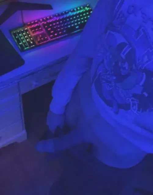 20 m looking mutually jerk to feet to trade phone numbers text about feet and all things feet