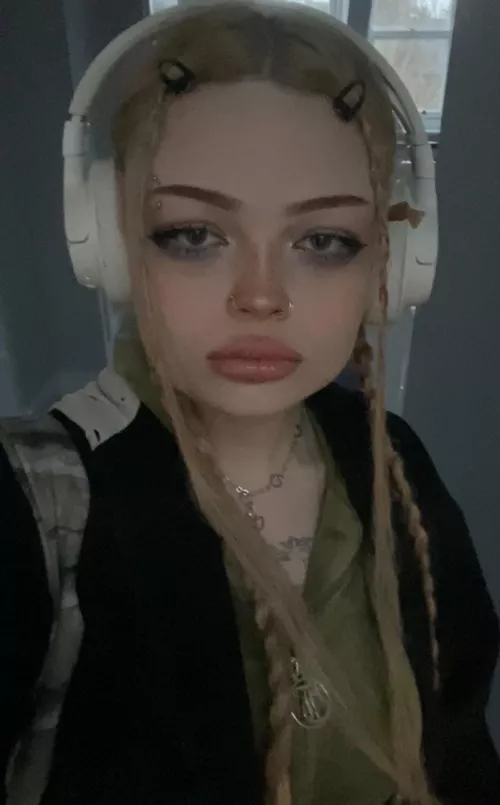 21year old British brat - get on the floor like a fucking dog and beg for my attention. 🇬🇧🇬🇧❤️