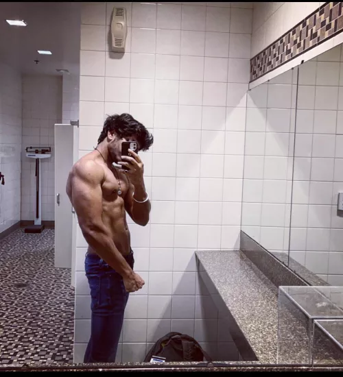 23 [M4F] #orlando looking for fwb or hookup 