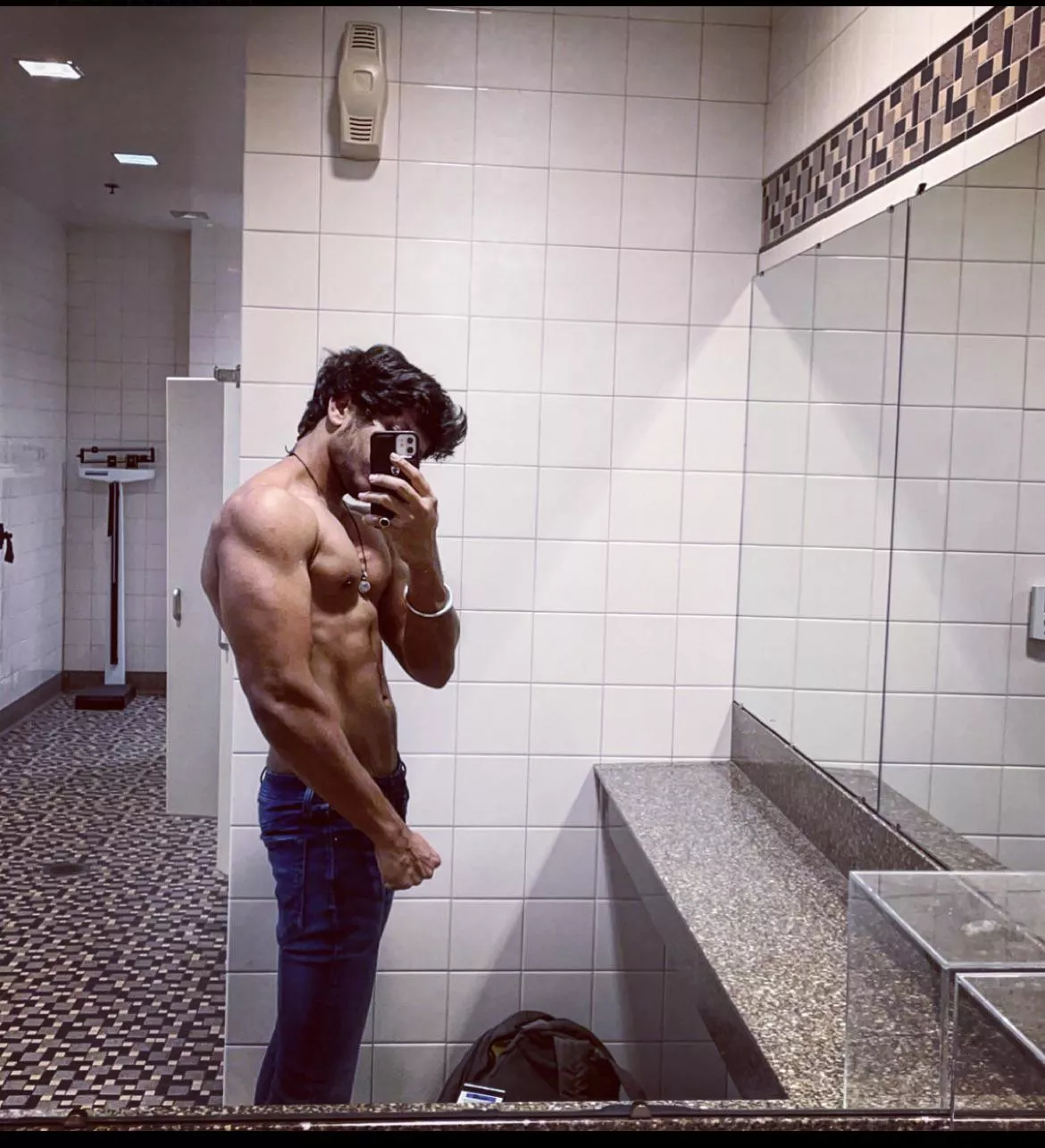 23 [M4F] #orlando looking for fwb or hookup 