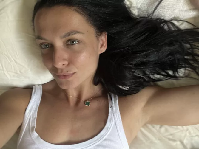 31, no makeup, and all smiles—how’s this natural look