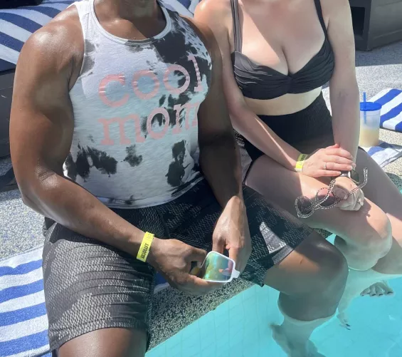 [31F/33M] [MF4MF] Looking to make some new friends in and out of the bedroom. Lets grab a drink this weekend and see where it goes :) No pic, no reply. 