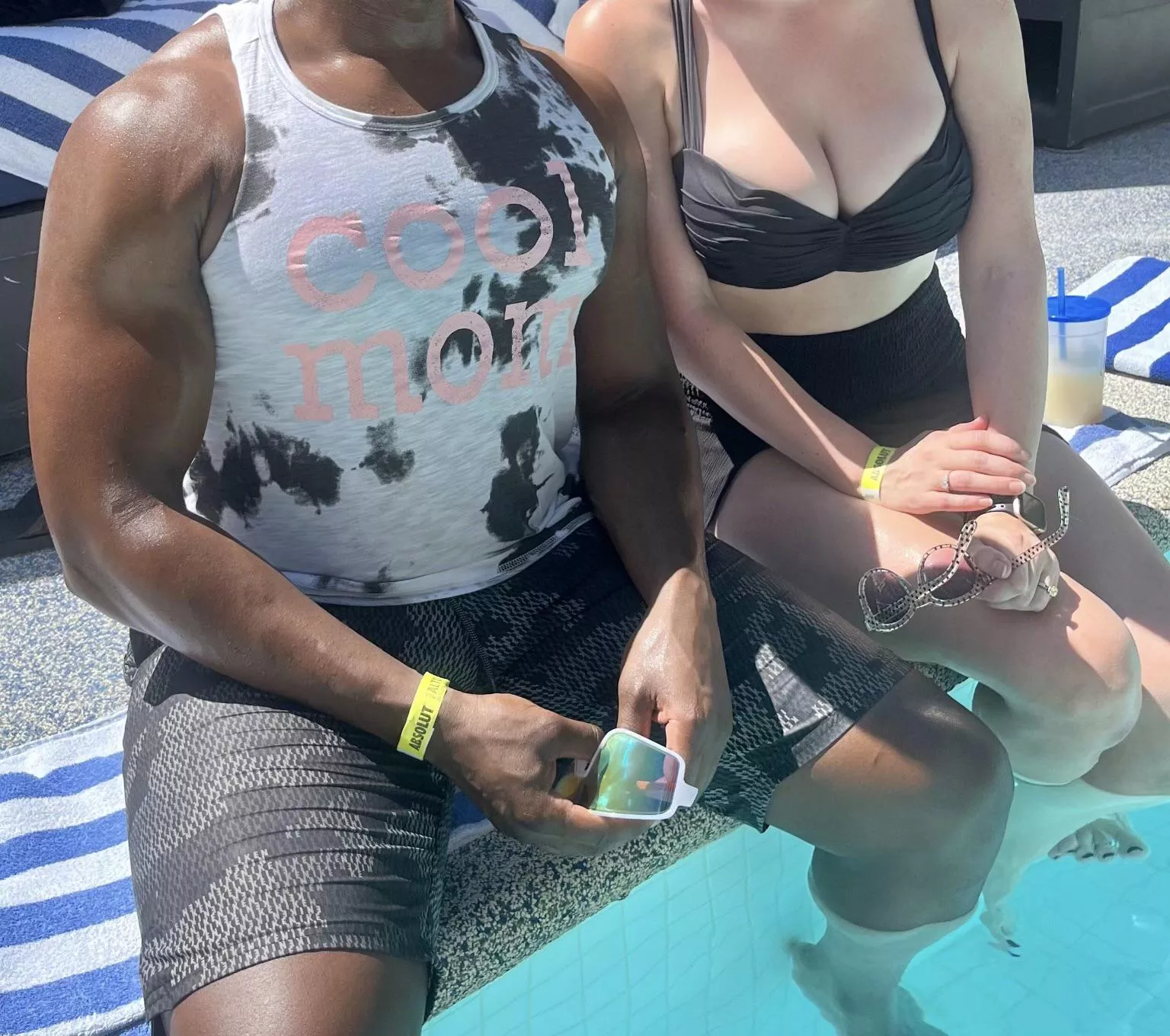 [31F/33M] [MF4MF] Looking to make some new friends in and out of the bedroom. Lets grab a drink this weekend and see where it goes :) No pic, no reply. 