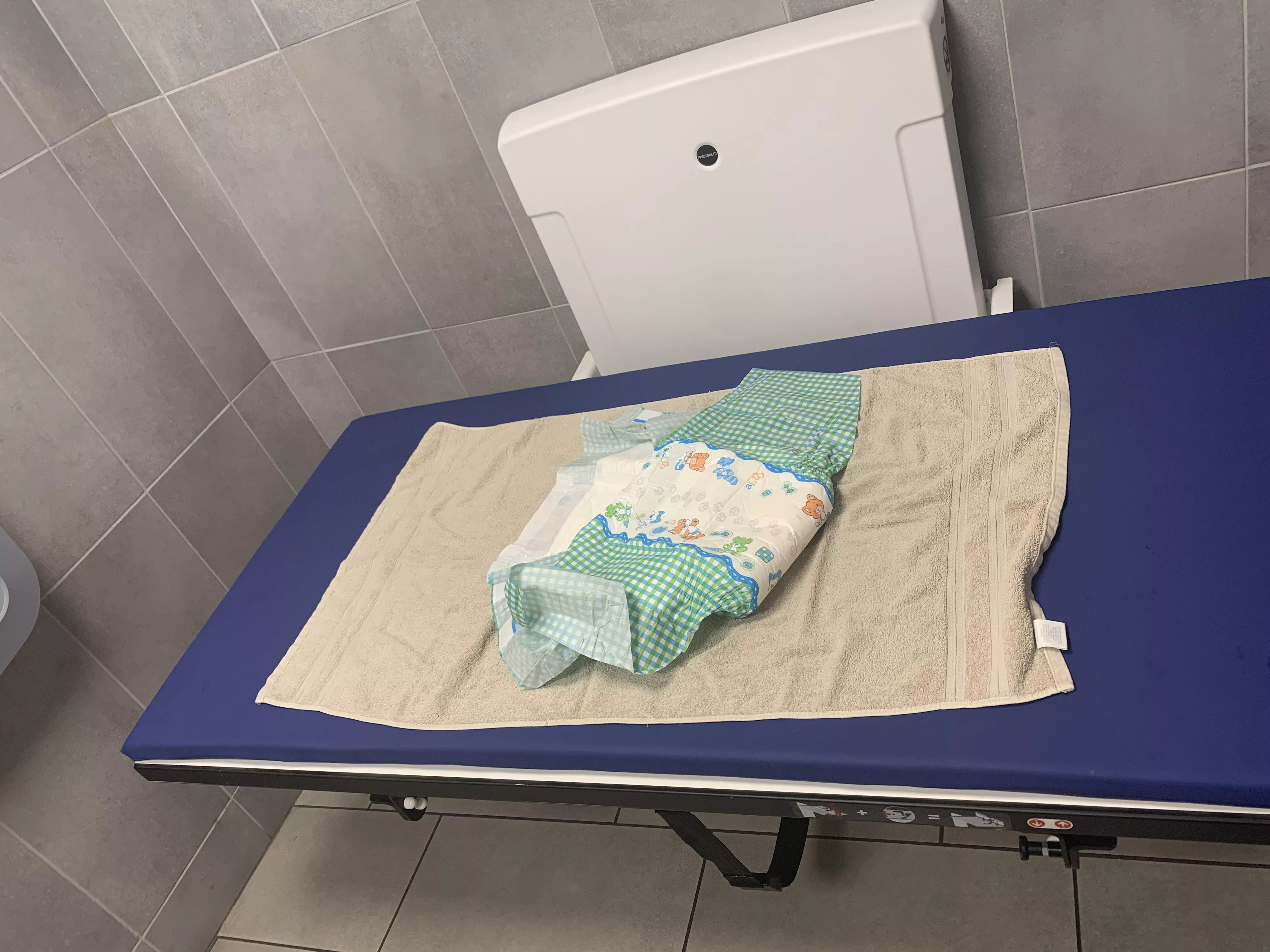 Adult changing table experience = ✅