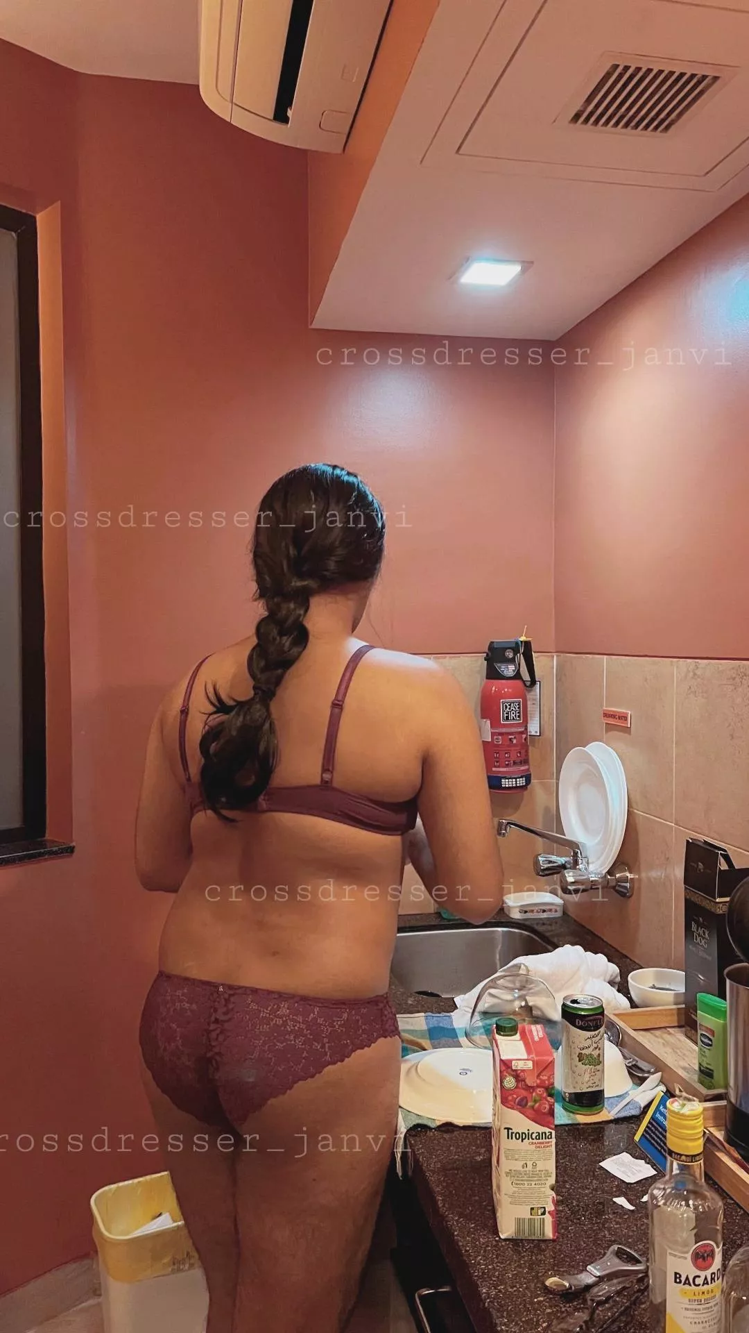 Am I looking like a Housewife/Maid (kaamwaali bai)?! 👉🏻👈🏻🤭