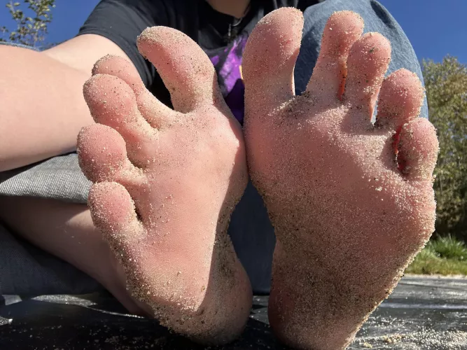Aren’t my sandy feet soooo cute?