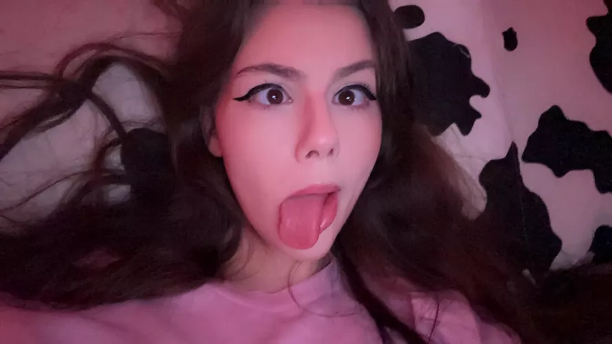 Can you handle an E girl addicted to sticking out her tongue? :3 