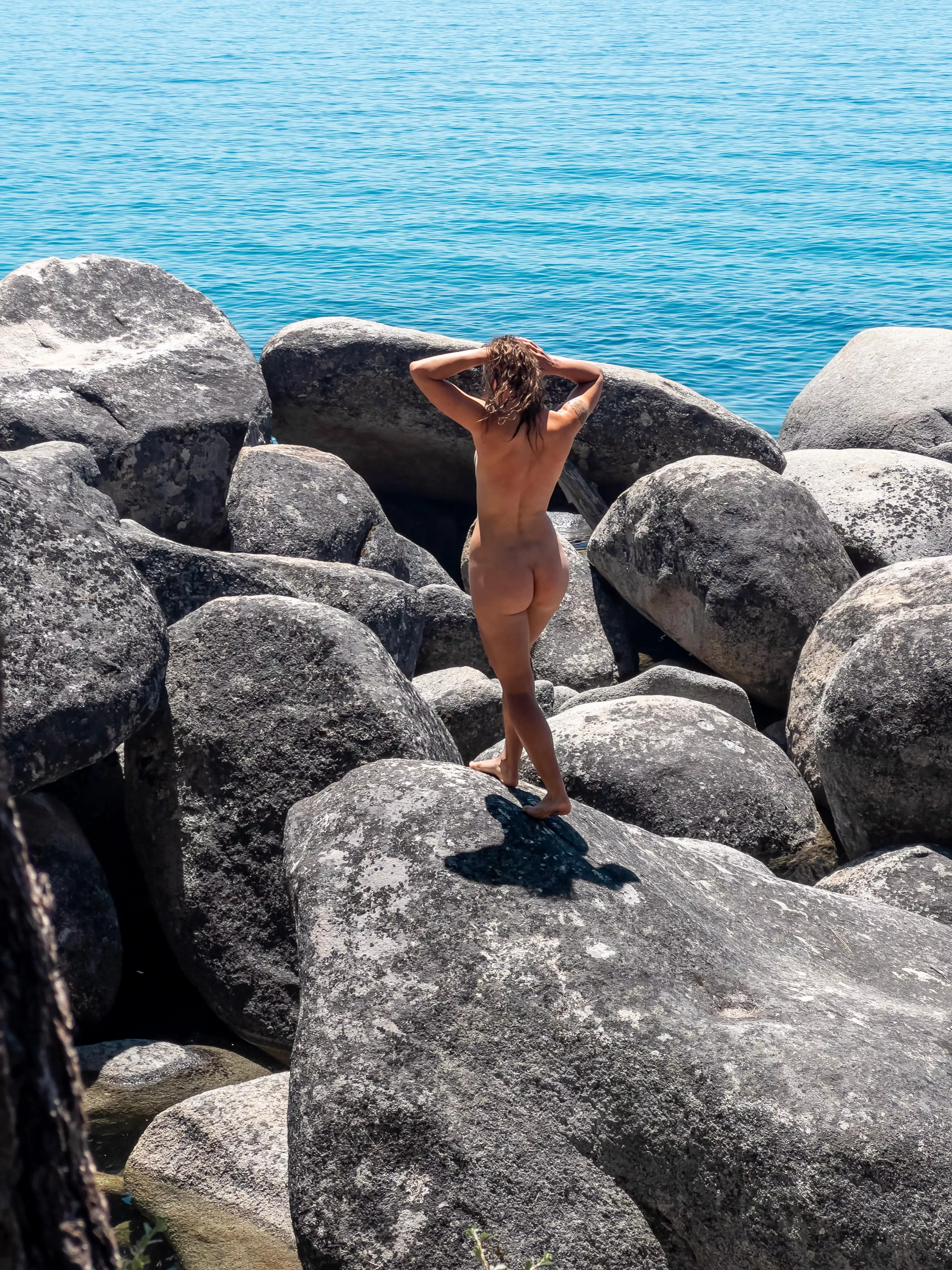 Chilling in some boulders (oc)