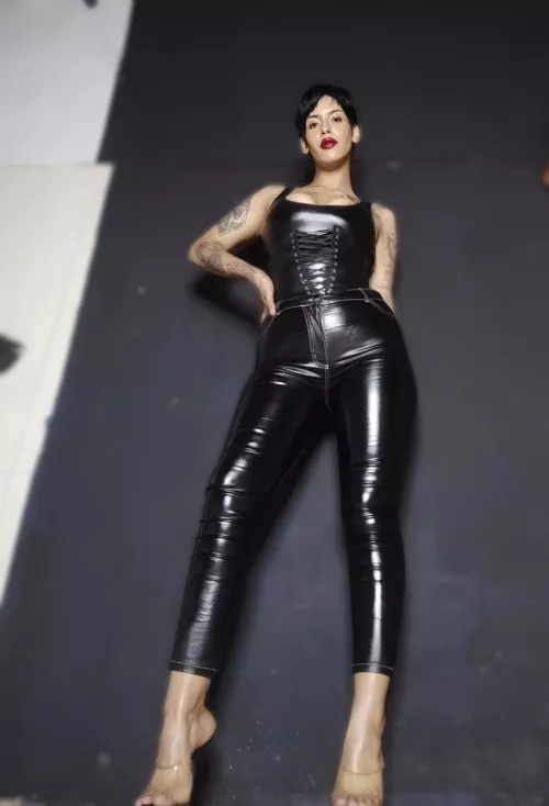 Come on. Be a good boy and lick my feet, otherwise you will be severely punished. Oh maybe that's what you're looking for 🫵🏼