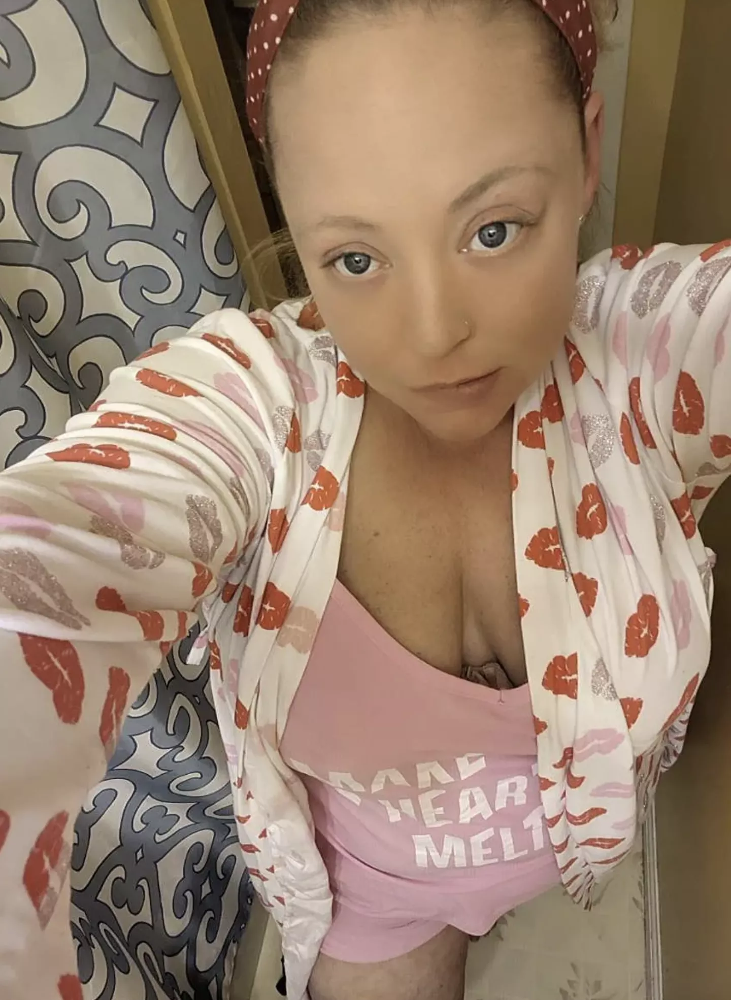 Come roll around in bed with me! Video calls, live photo/txt sessions, custom content & gfe