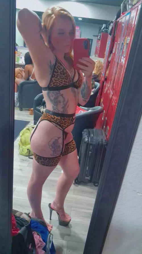 Come see us girlsss tonight 😜😘