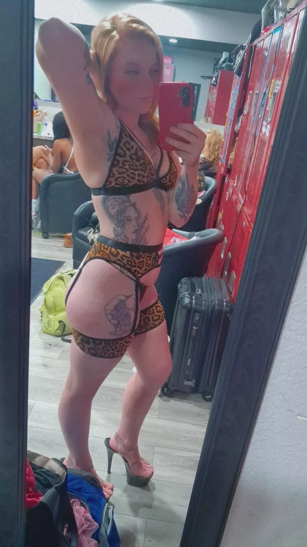 Come see us girlsss tonight 😜😘