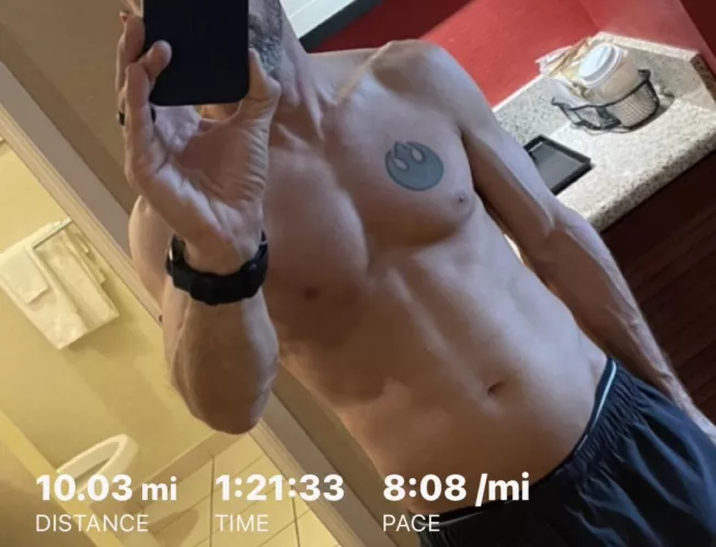 Cool morning run and a crooked hotel room mirror selfie. 🤣