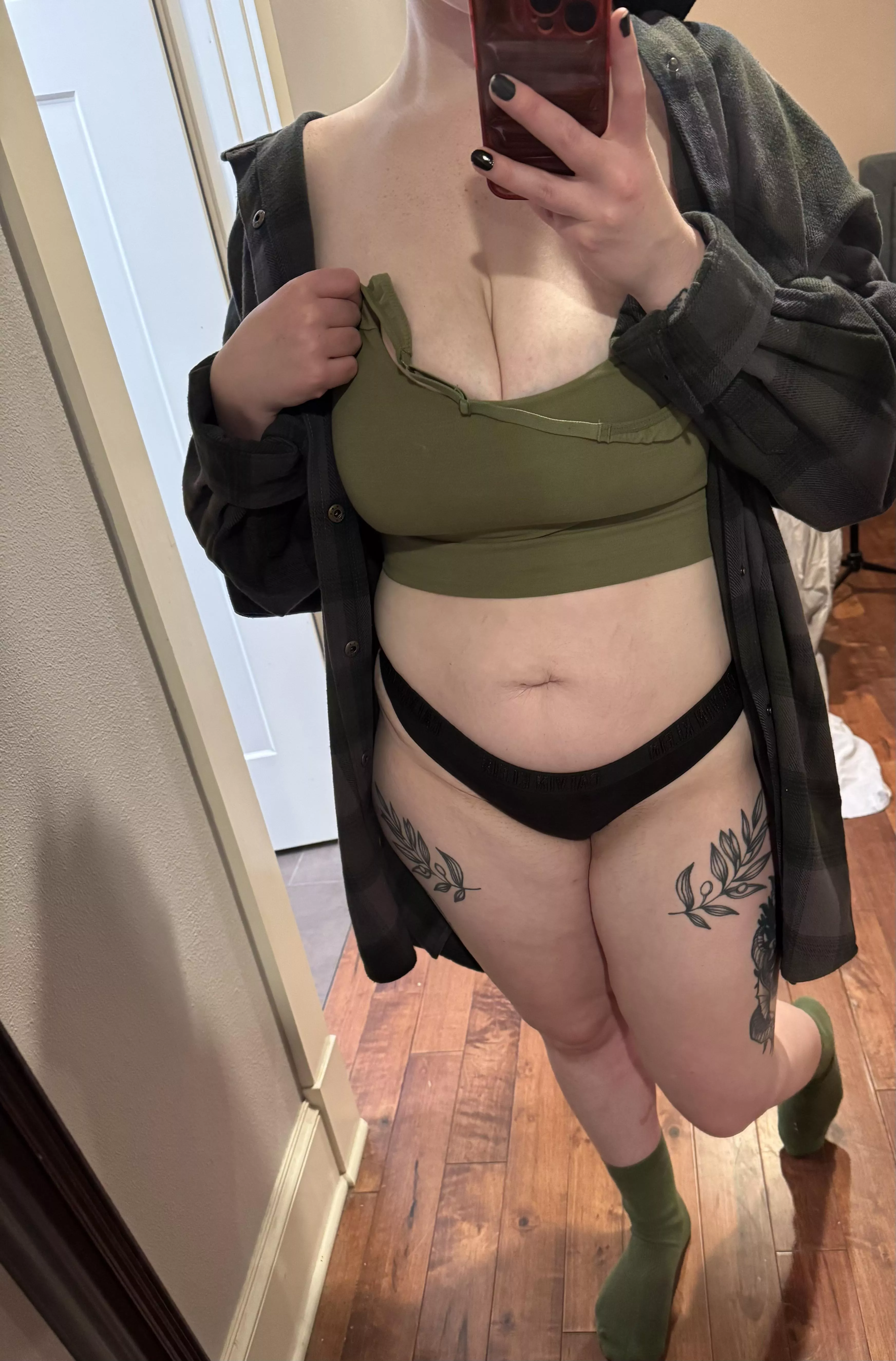 Cozy night in my flannel, cum see what’s underneath 