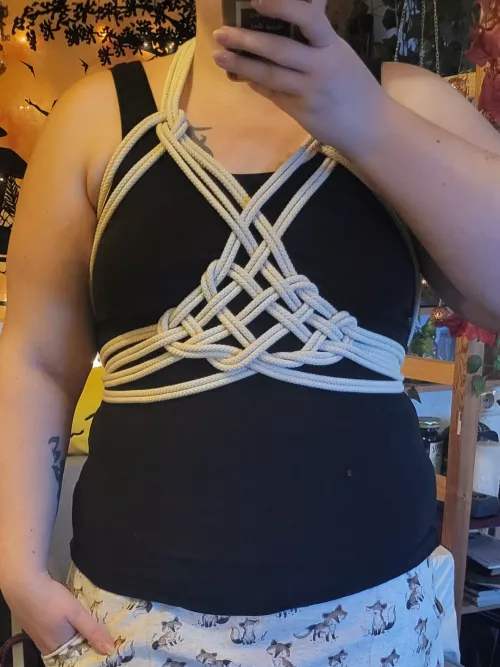 Didn't had enough rope to follow the tutorial of a weaving corset. So I got creative 