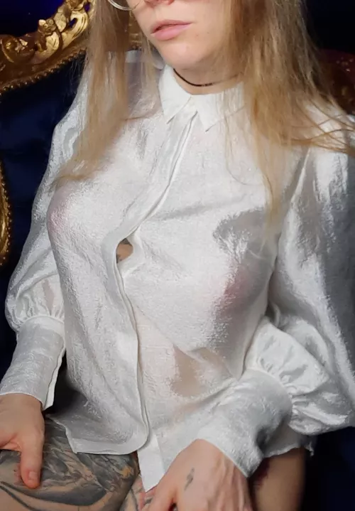 Do you like silky thin blouses where the ○○ can Show through? 