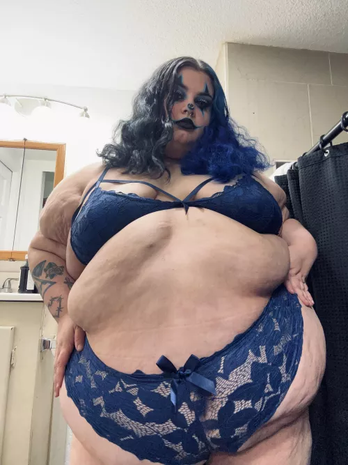 ever seen a fat goth clown before? no? now you have 💙🤡🖤