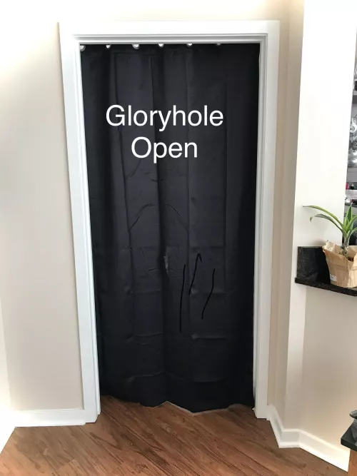 Gloryhole open Wynwood - young hung males pull up.