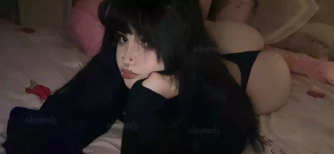 goth mommy here :3 looking for a cute boy to bully 💜