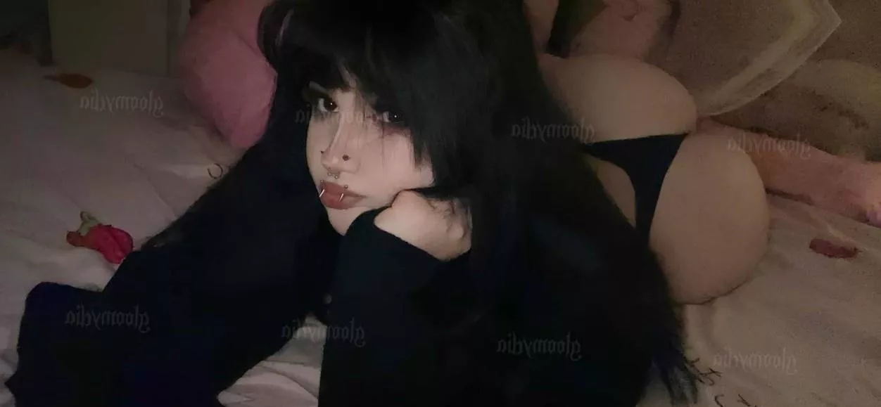 goth mommy here :3 looking for a cute boy to bully 💜