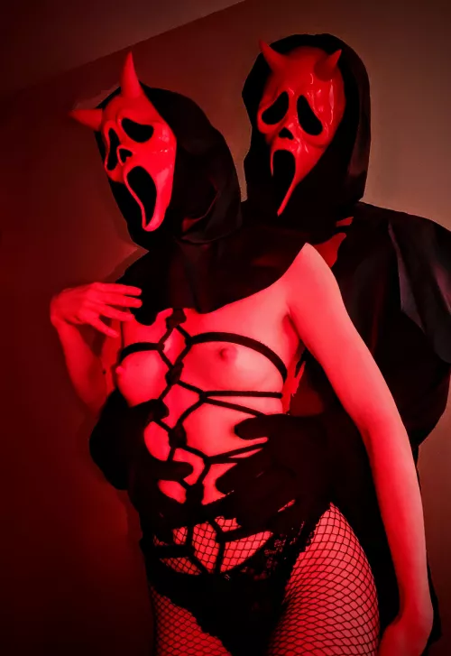 Having way too much fun with our spooky shibari sess 🖤🔪