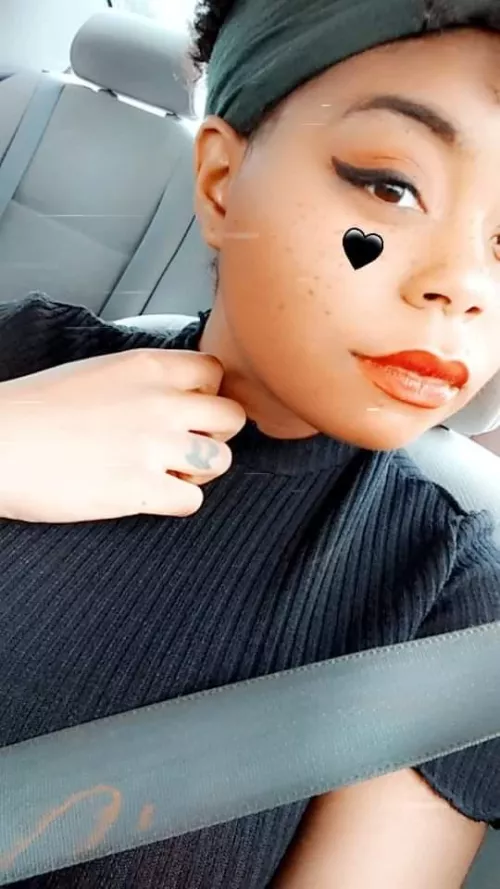 Hello anyone party and smoke hmu I'm bored 