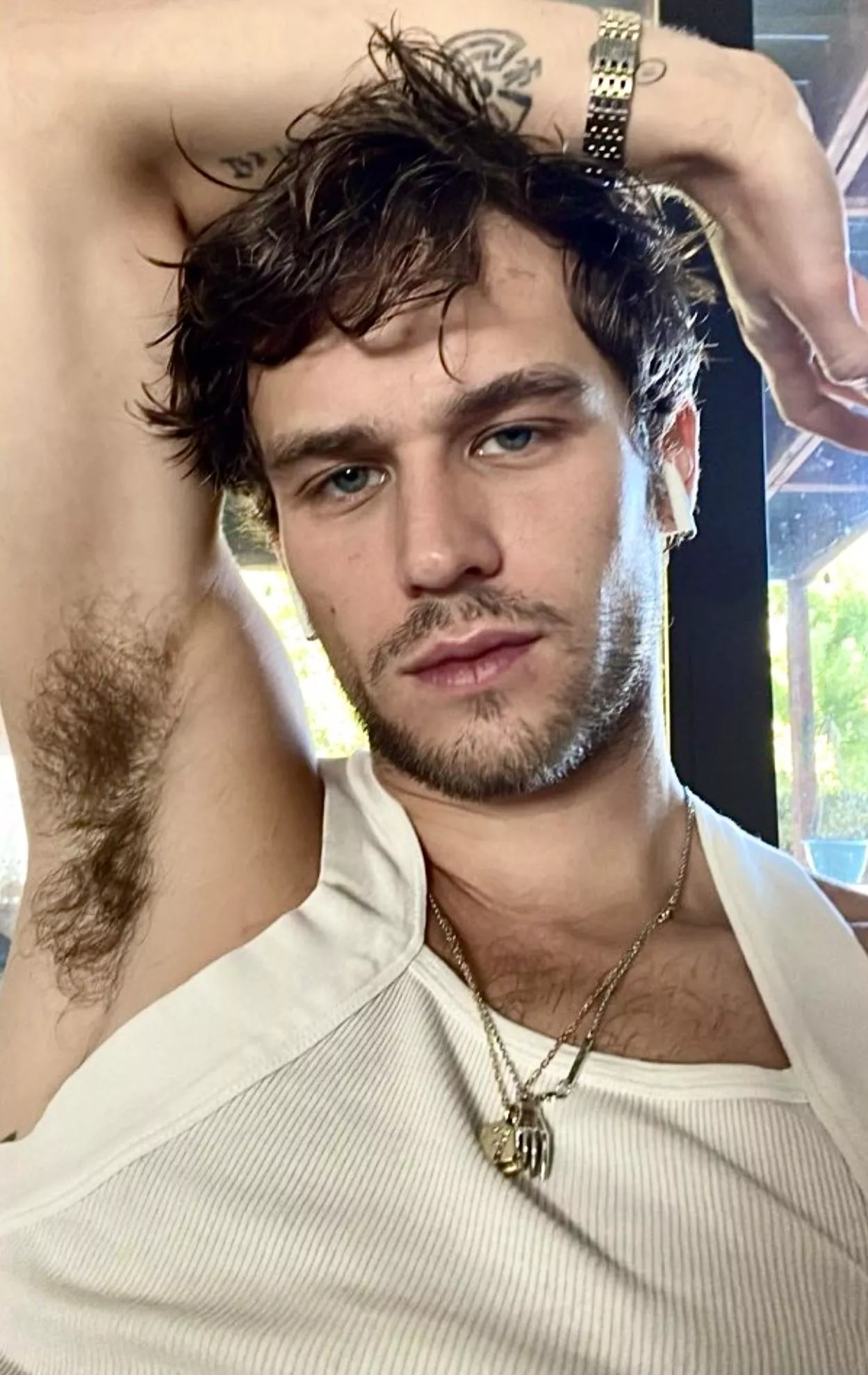 I just want Brandon Flynn to look at me like that and shove my face in those pits 🤤