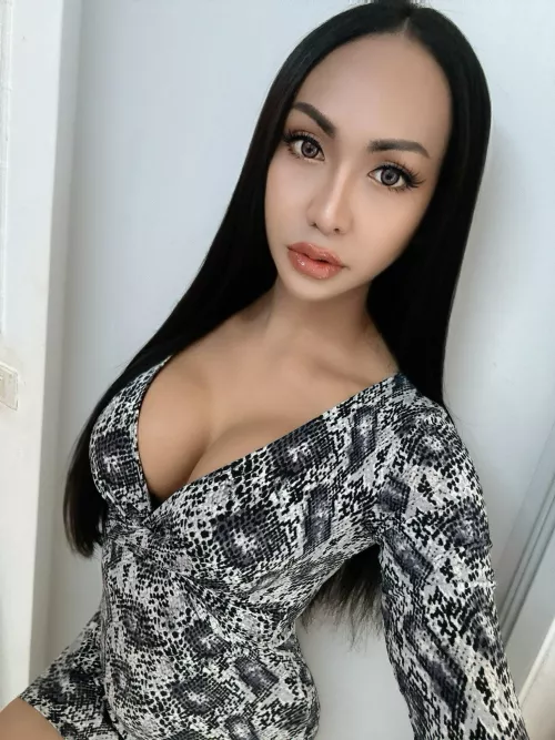 I might be a bit too large to give it a proper suck as a girl...