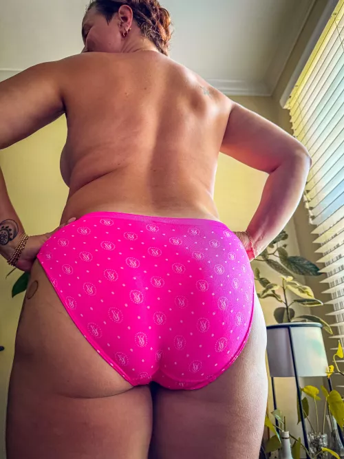 it’s hard to find panties to cover these cheeks :)