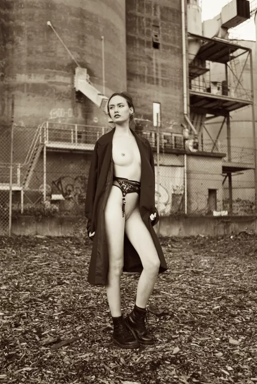 La Fille de L'Usine (Nikon FM2)