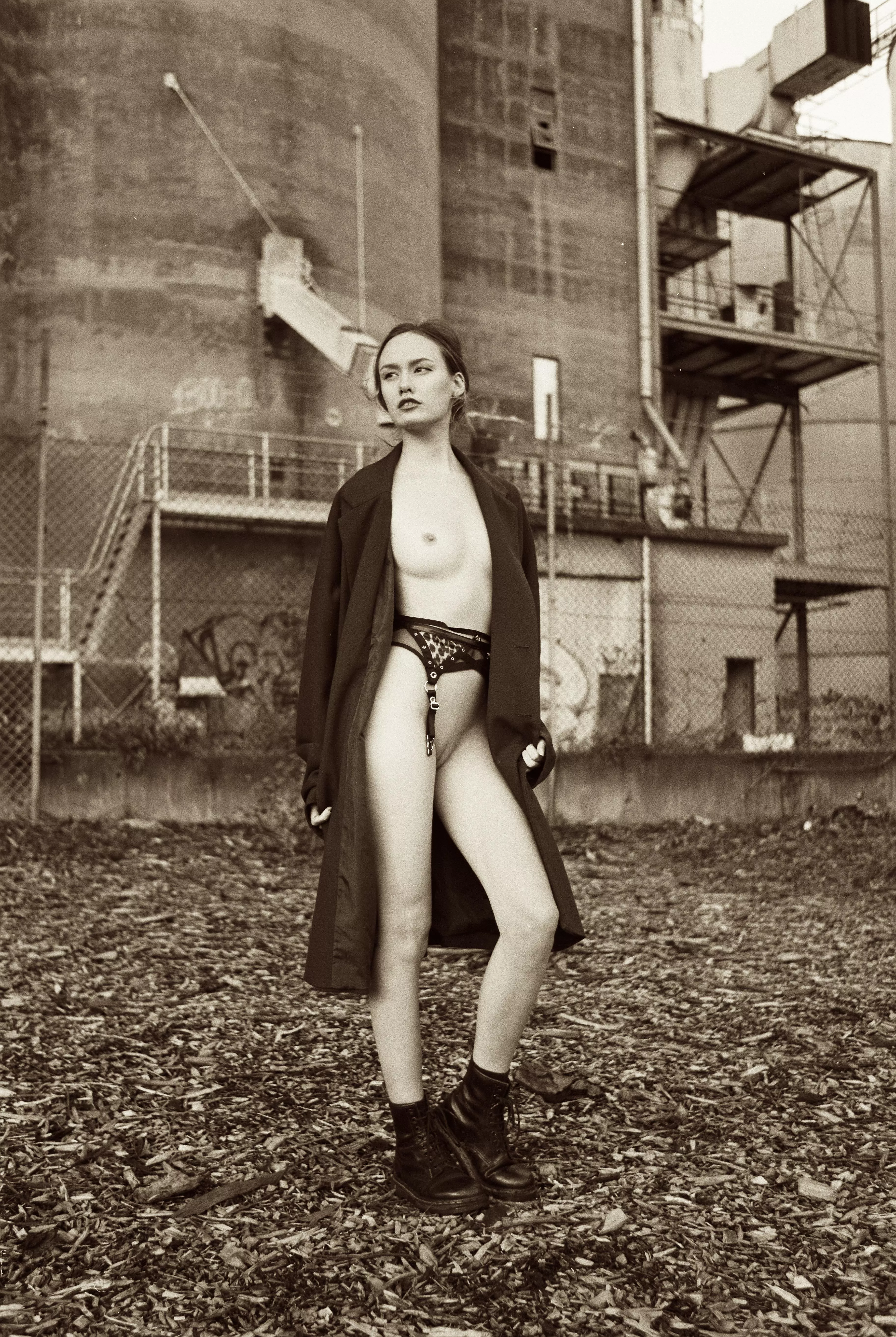 La Fille de L'Usine (Nikon FM2)