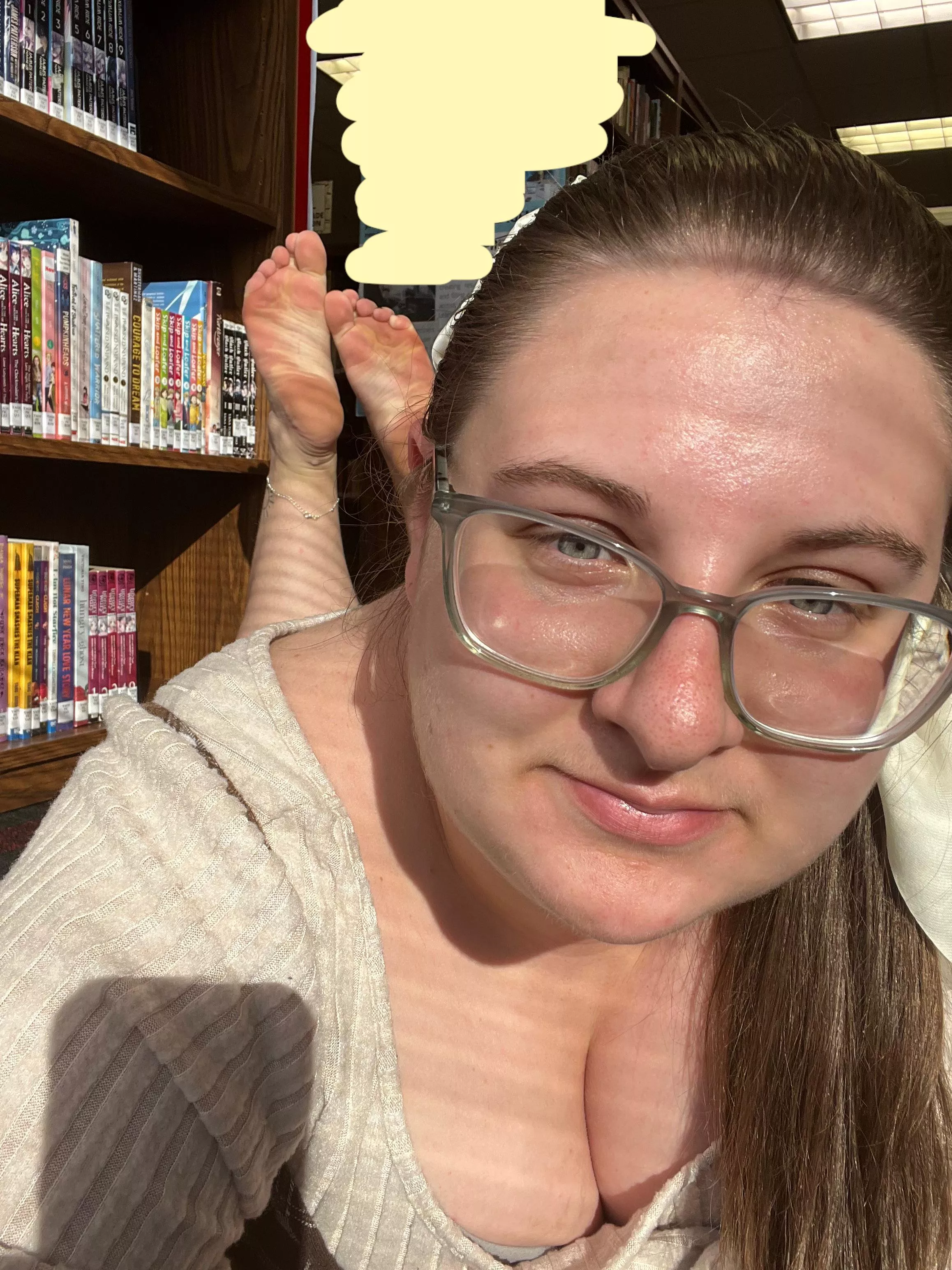 Librarian feet for you to admire 🥰