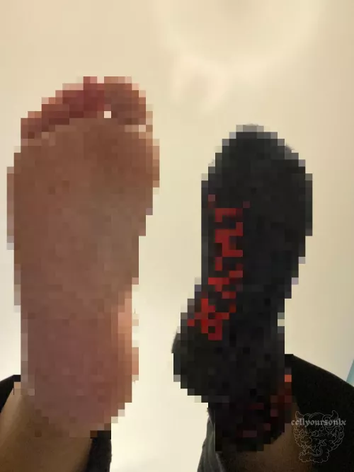 look at me being SO GENEROUS, giving you bare soles and dirty socks! you’re still a major loser though, so of course it’s pixelated and beta safe! 
