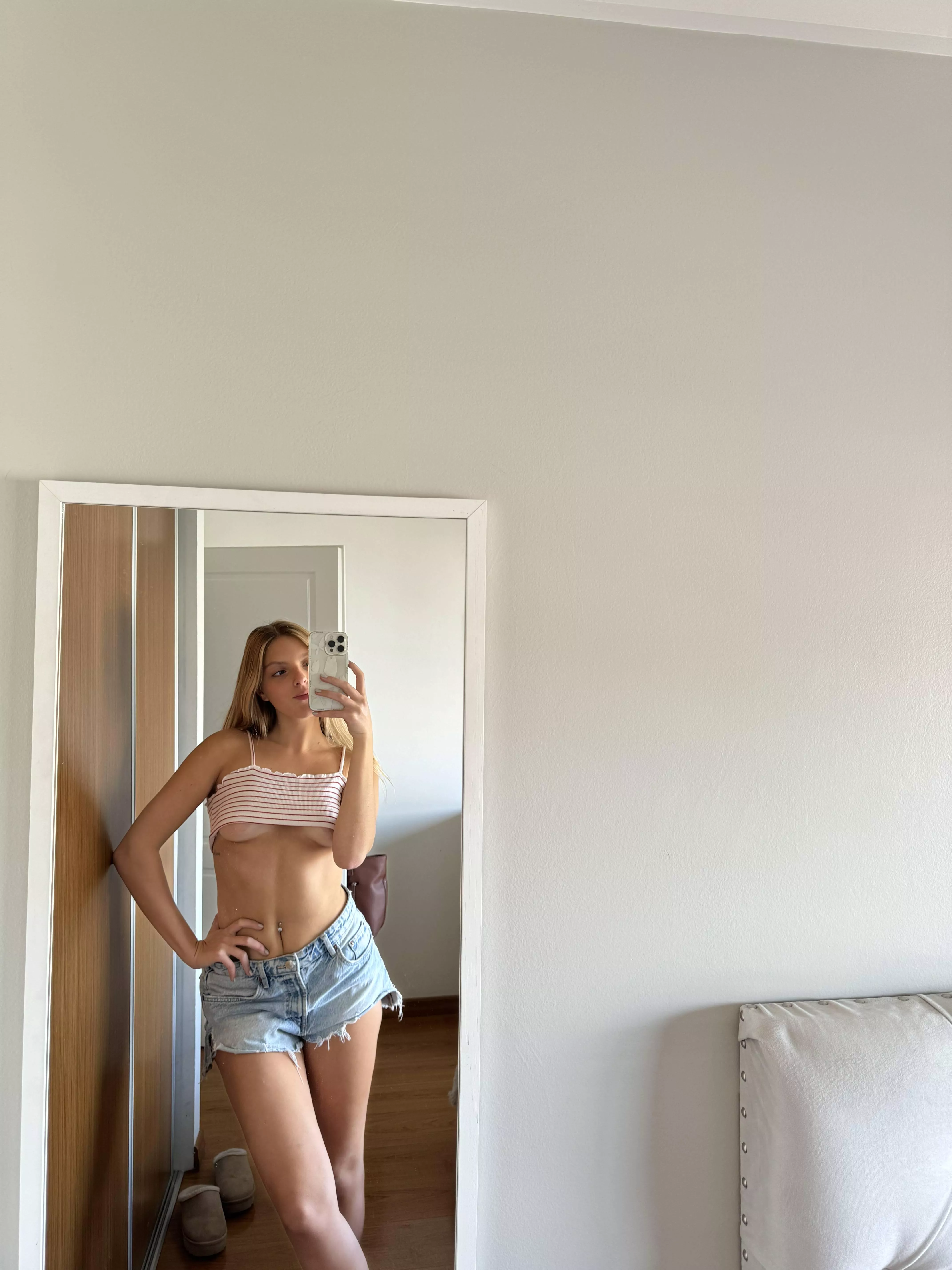 Looking for older daddy who can eat my pussy and ass then i'll suck your cock.. i'll let you fill my mouth and cum on my face! hmu if you're down, i'm clean and can verify for sure