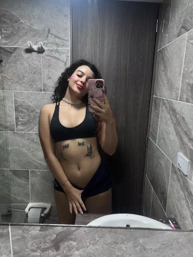 love a mirror selfie in a room no one can see me 