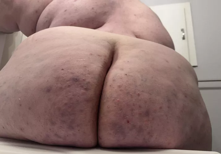 Mind if I sit here? 🍑