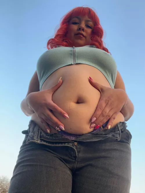 My belly button is very pretty	 