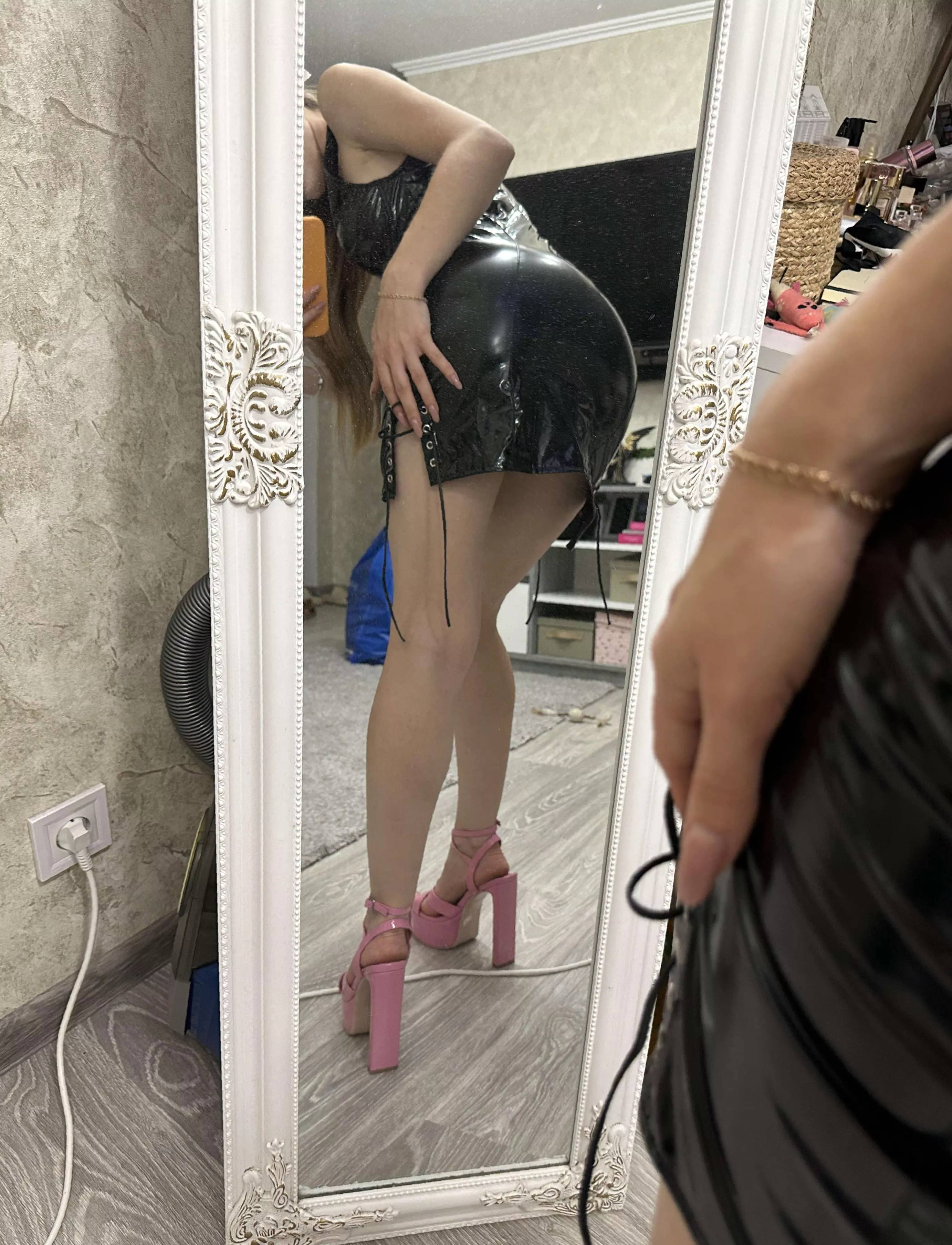 My booty looks insane in this latex