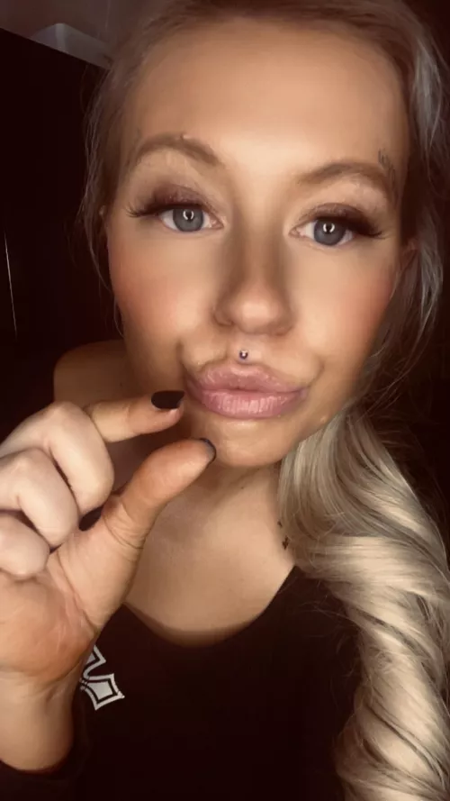 My juicy fat lips deserve fat dick, put your little worm away immediately loser 