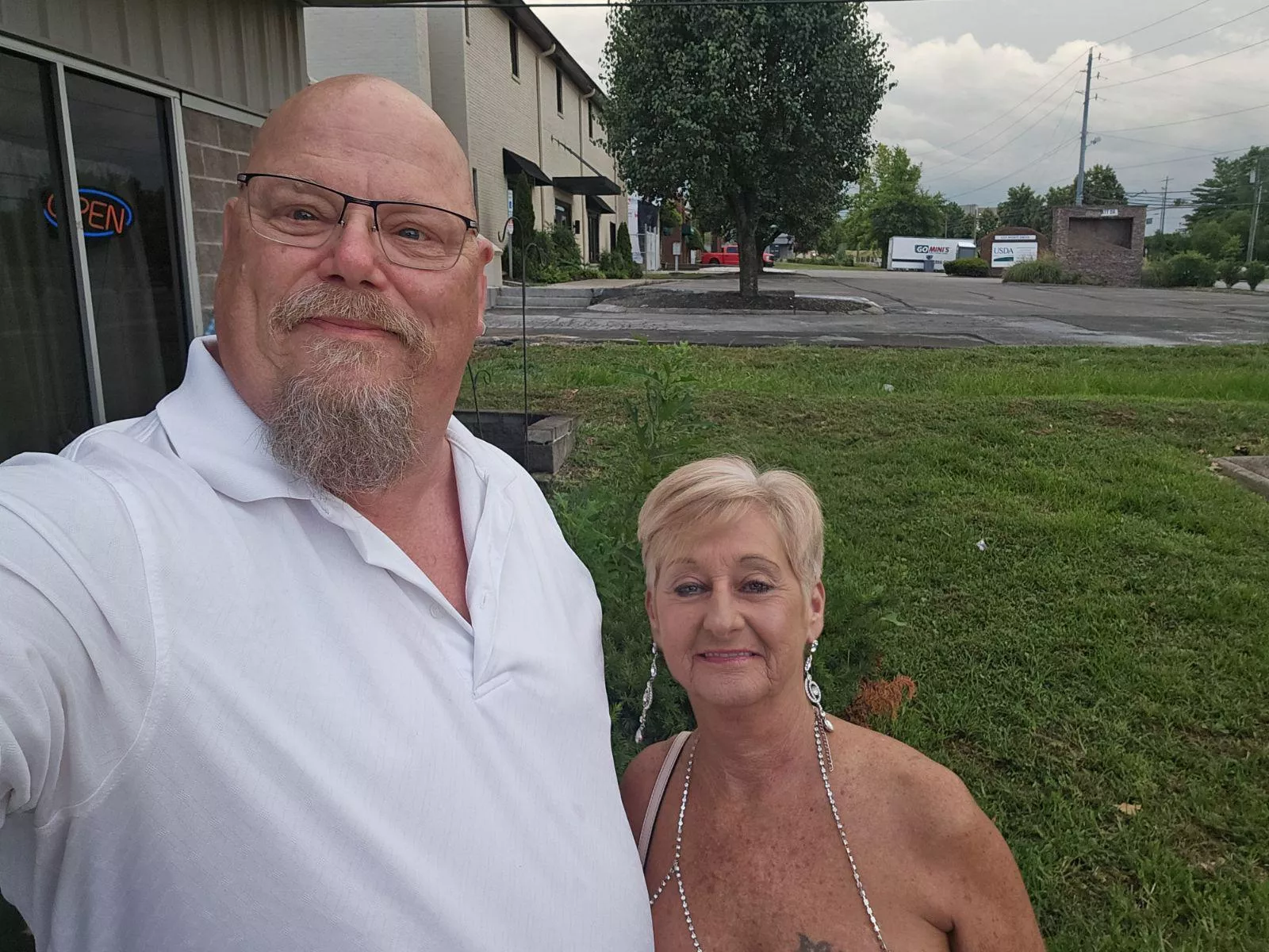 Nashville Couple looking for another Couple 10/19/2024.Dinner, drinks and of all comfortable...a whole lot of fun. NO....I SAY AGAIN....NO SINGLE MALES!!!