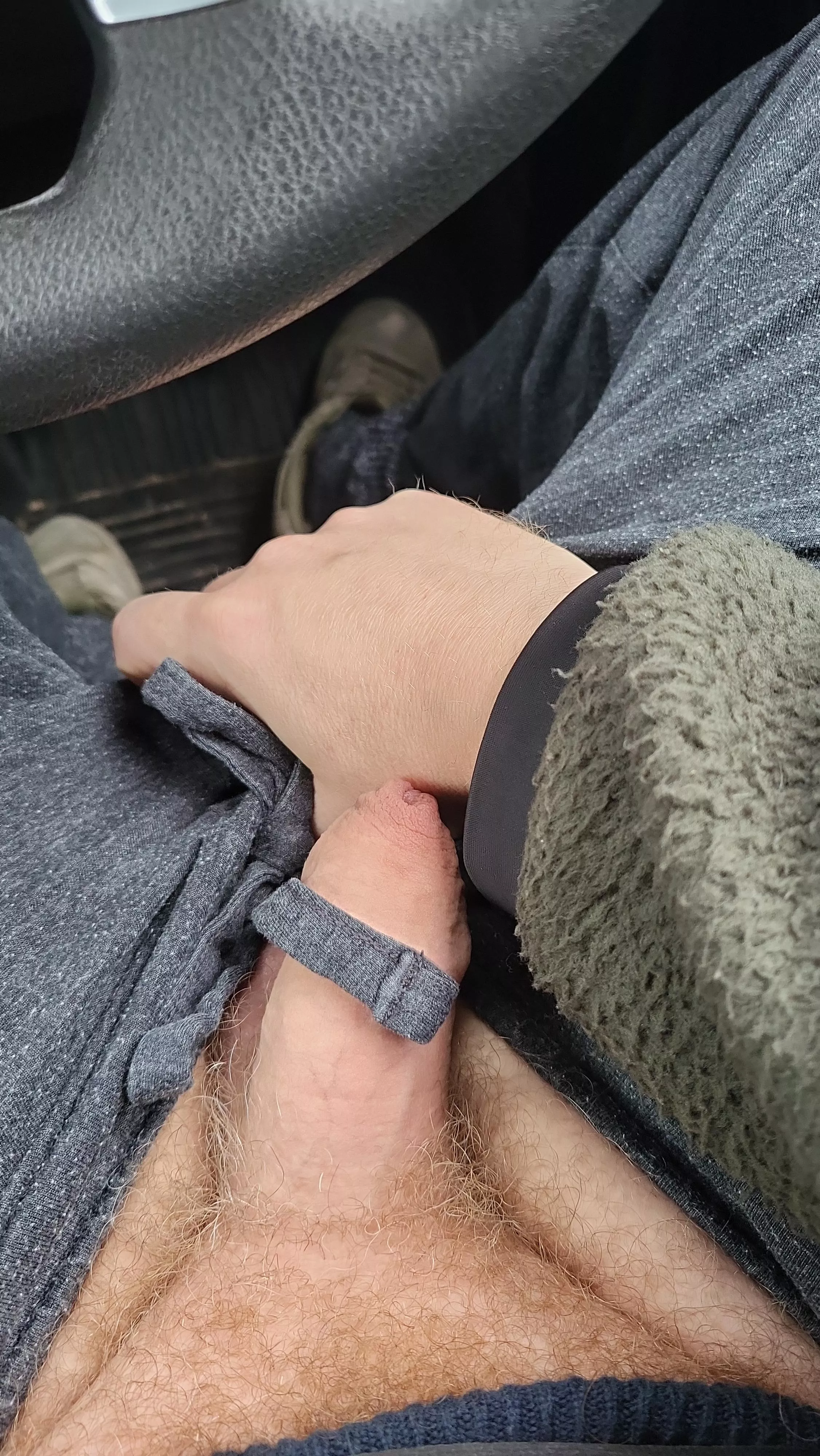 Normal builder guy looking to try sissy cock for 1st time