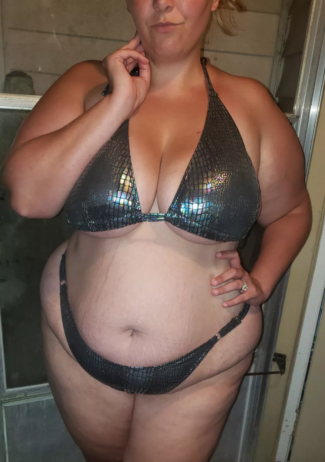 Say hey if you like getting nudes from married women!