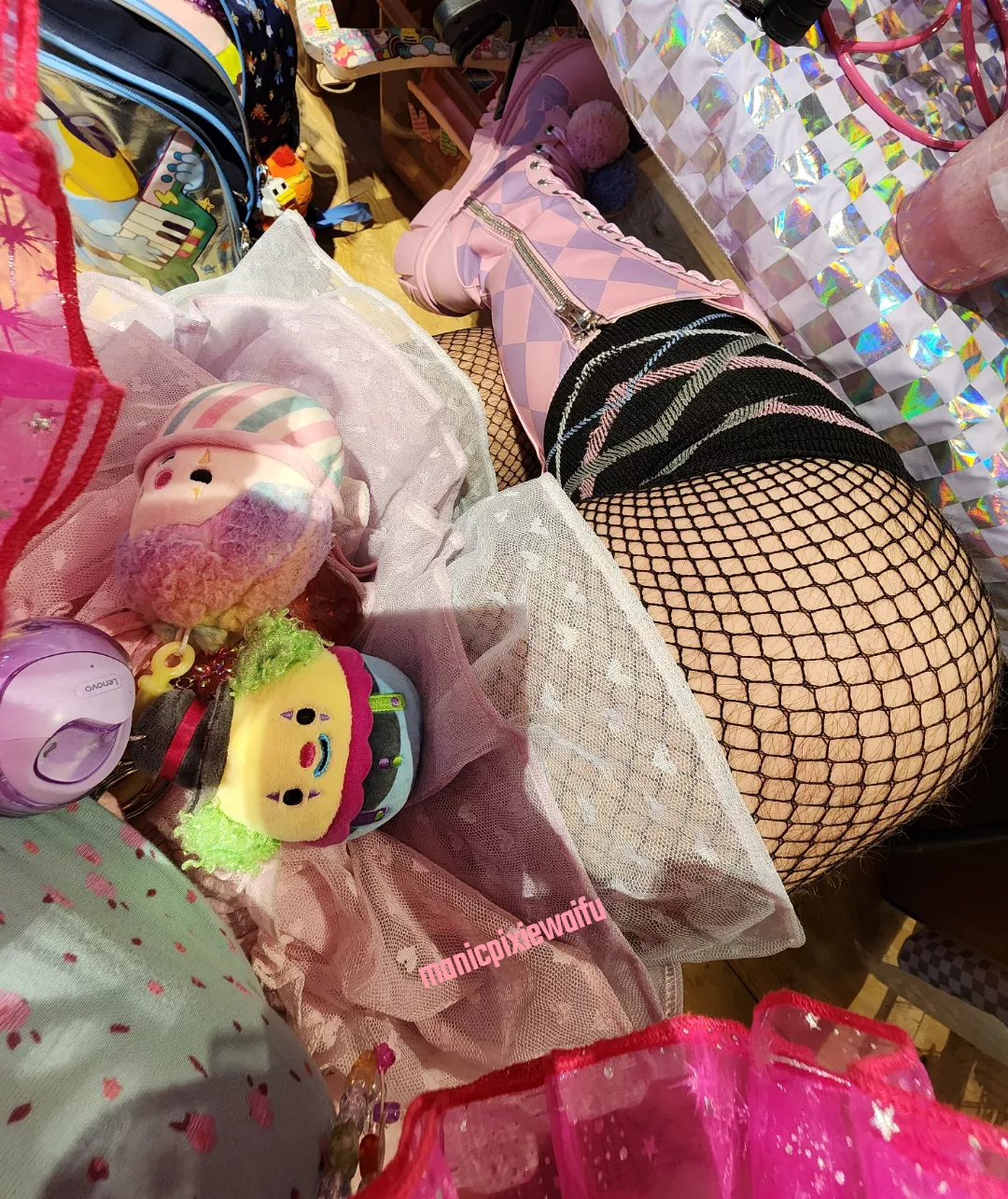 tasty clown thighs + boots, while vending ✨️