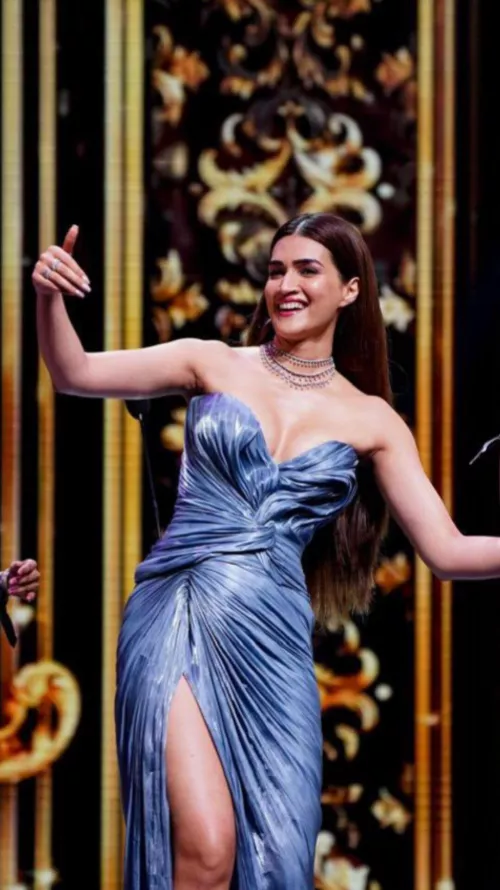 The queen Kriti Sanon knows how much we love her yummy juicy pits she never hesitates to show us glimpses. Thank you queen.