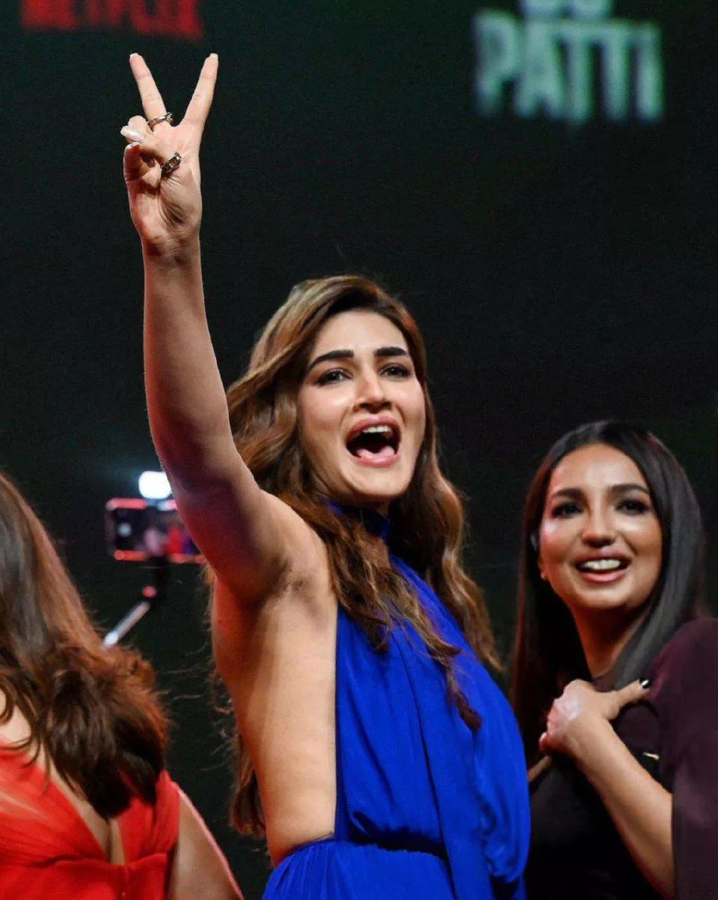 The queen Kriti Sanon knows how much we love her yummy juicy pits she never hesitates to show us glimpses. Thank you queen.