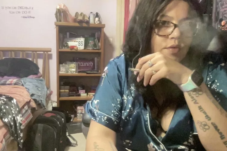 This slut loves to smoke 