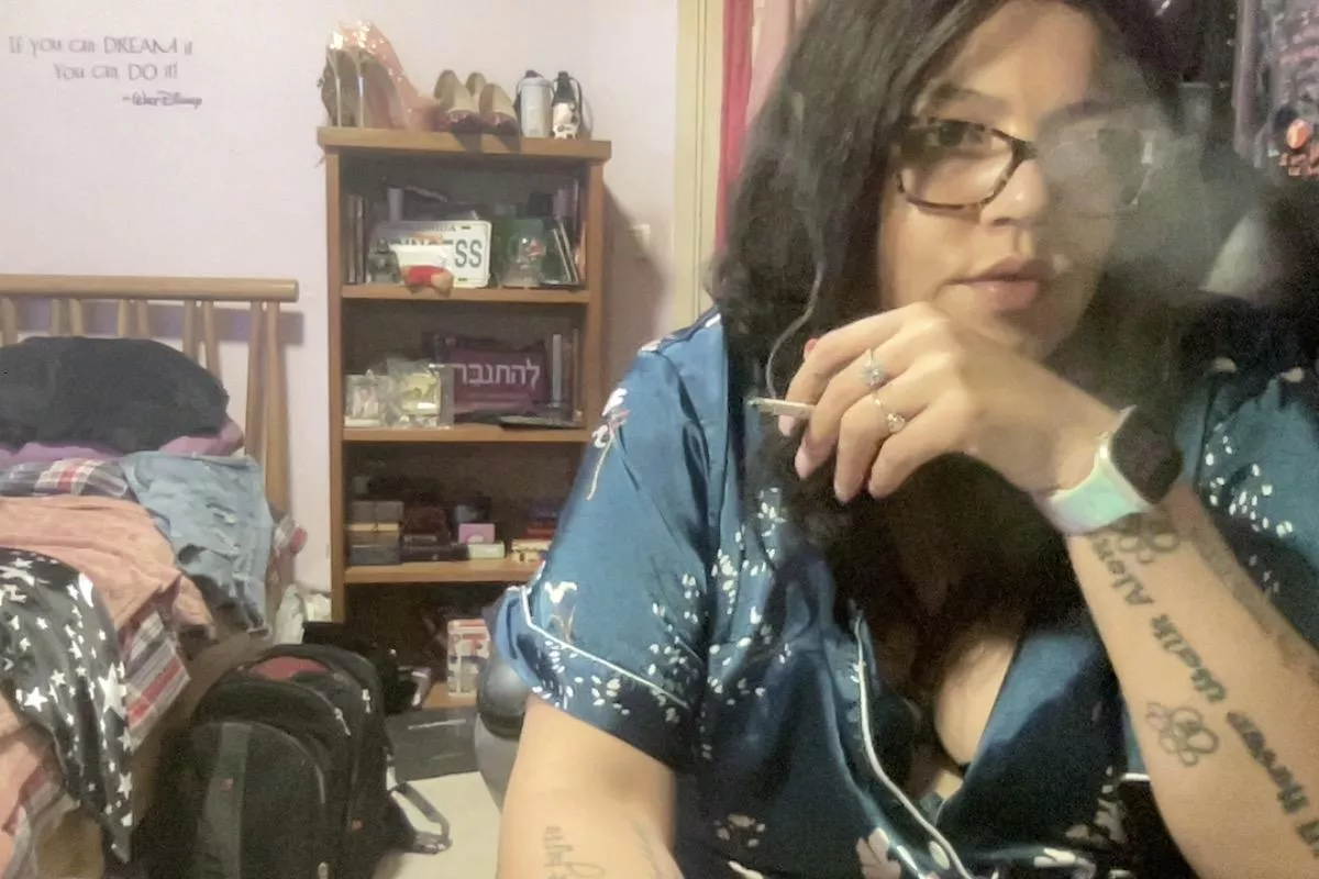 This slut loves to smoke 