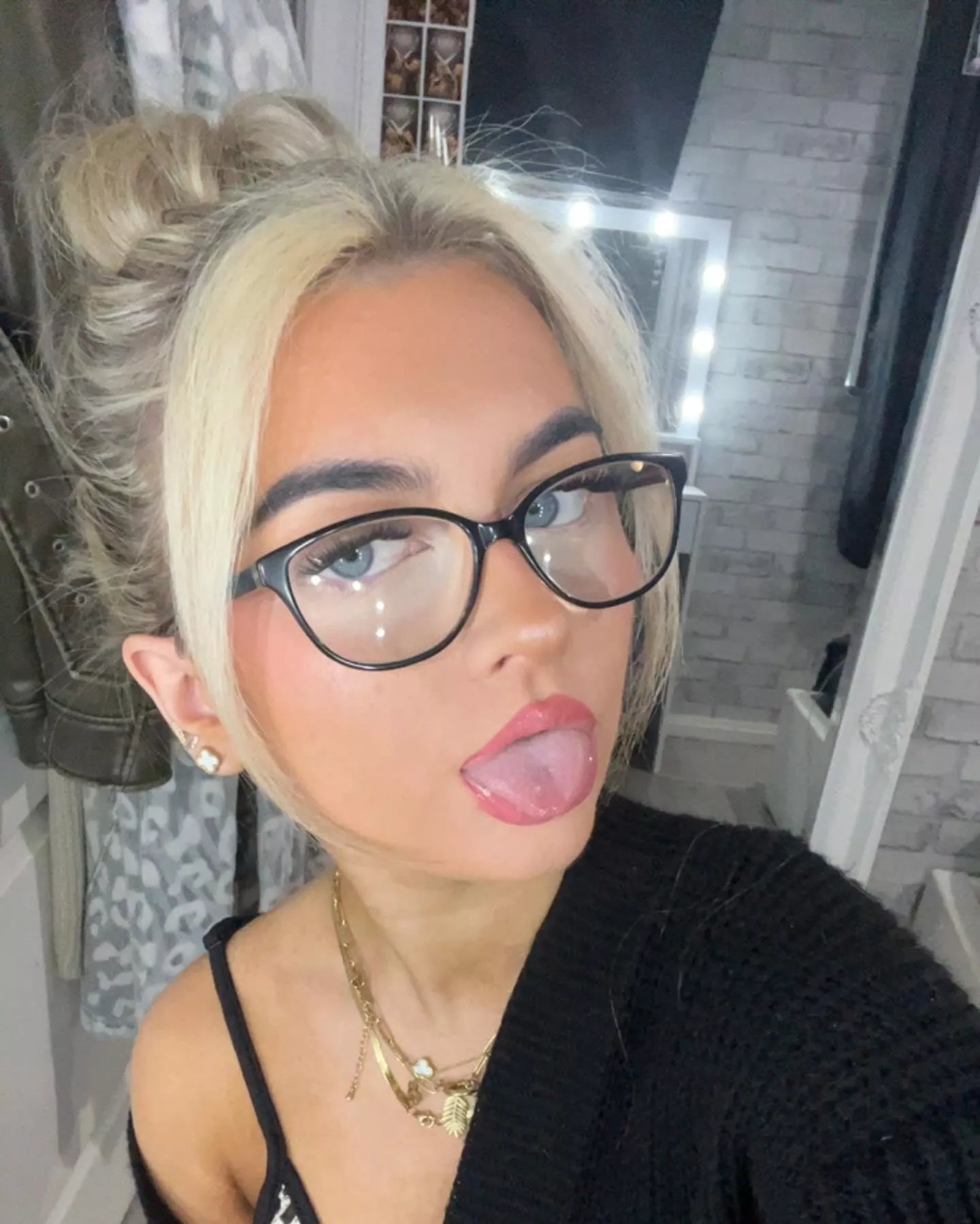 Tongue out 