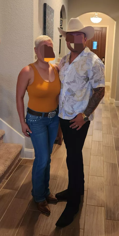 Tonight..Mid 40s Couple looking for another couple for fun, drinks and everything else... DM pictures... no SINGLE GUYS 